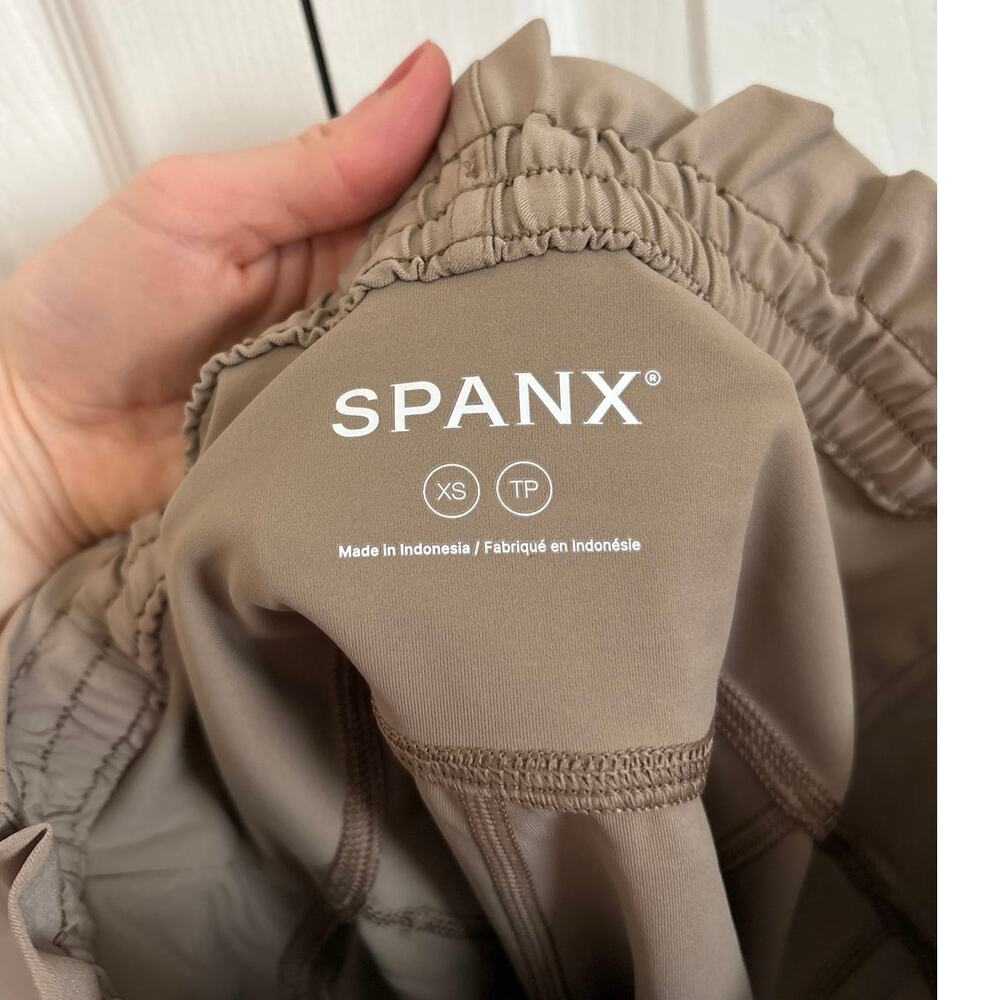 Spanx Casual Fridays Khaki Neutral Cinched Skort Size XS NWT - Picture 6 of 9